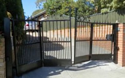 Bulleen – Bi-Fold Gates with Sloping Driveway