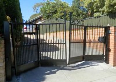 Bulleen – Bi-Fold Gates with Sloping Driveway